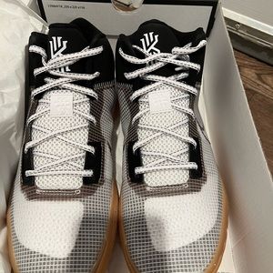 KYRIE FLYTRAP MENS, new in box, size 10